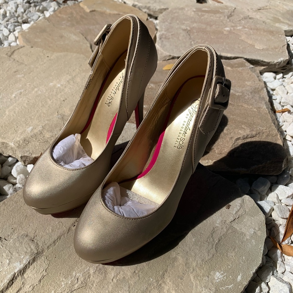 (SOLD) NEW Gold Pumps✨